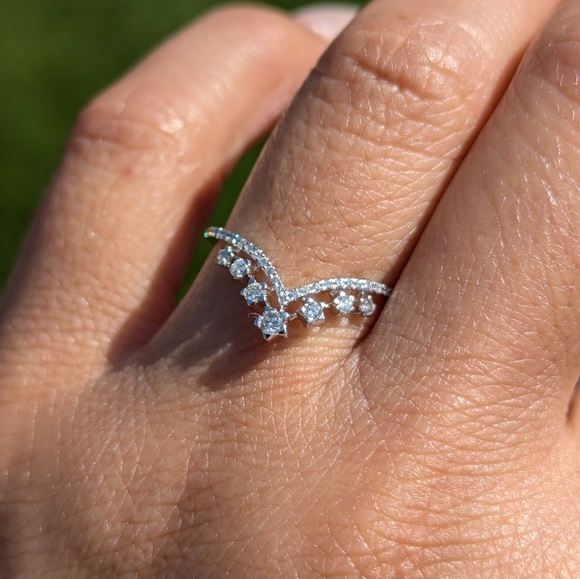 14K White Gold Diamond Crown V Shape Ring - Picture 5 of 8